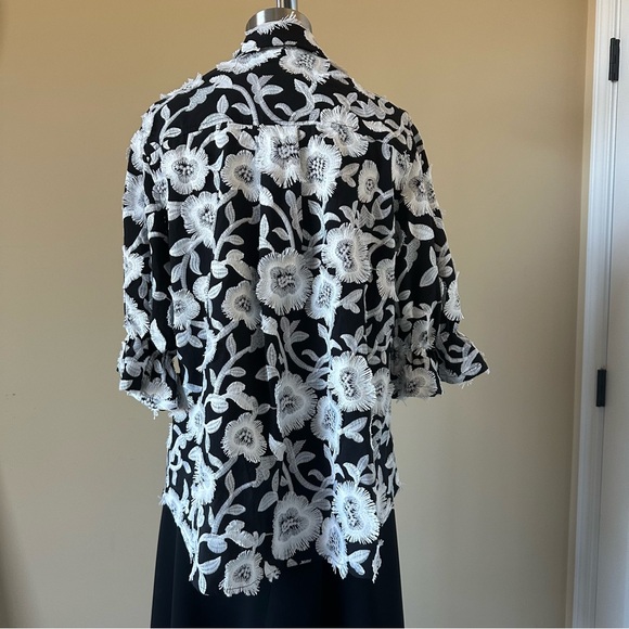 Chico’s Black & White 3D Embroidered Floral Shirt Chico's Size 1, Size 8 - Picture 2 of 7